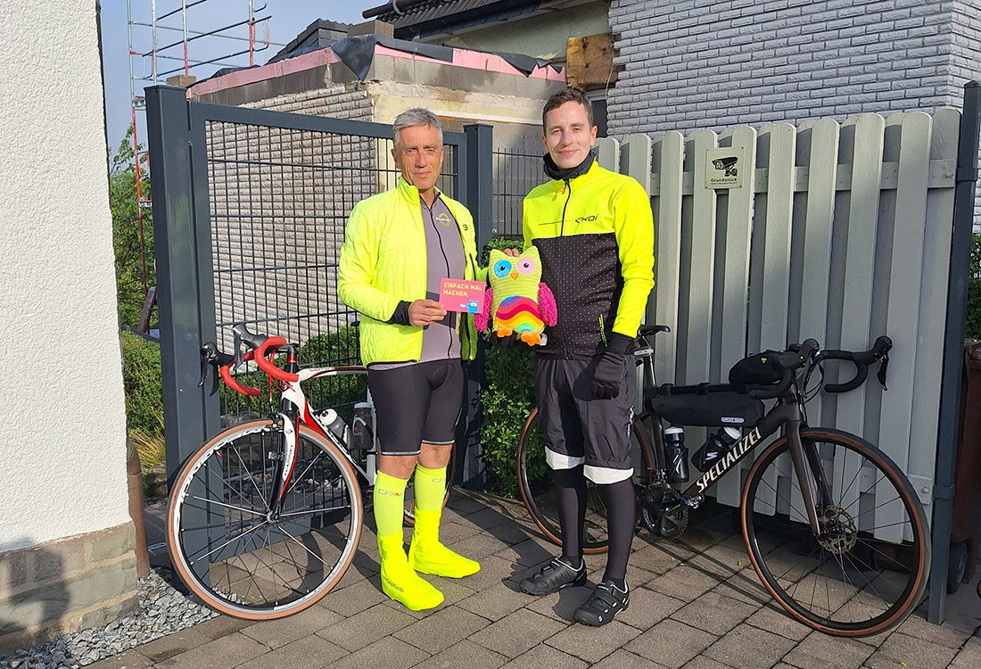 Jens Klein mit seinem Sohn Stefan radelt für die Ülenkinder